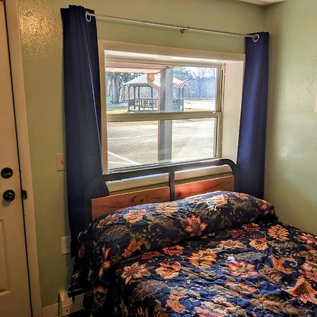 Tour Inn Motel Howard City 外观 照片